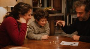 Famille jouant au Yams autour de la table, dés et feuille de score